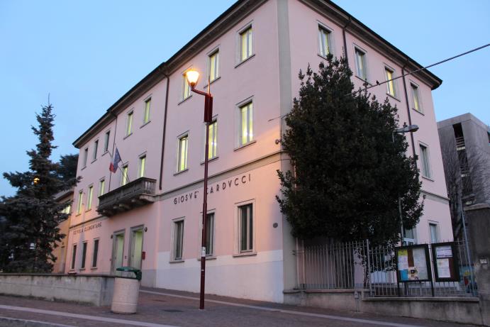 scuola primaria carducci esterno